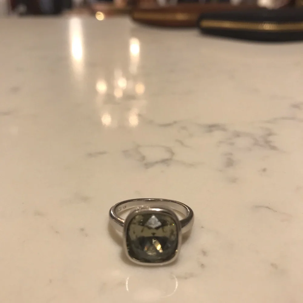 - Sterling and Swarovski Ring🌺 smoky Topal